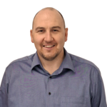 Oberkörperaufnahme eines Mannes in blauem Hemd vor weißem Hintergrund