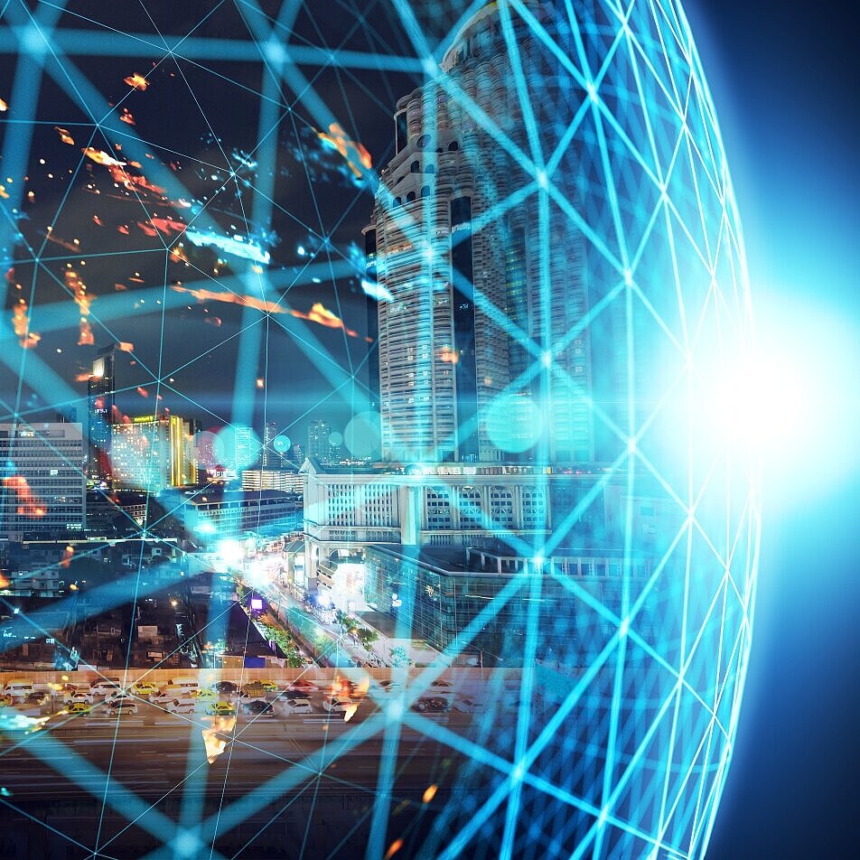 Weltkarte und Lichter der Städte. Globales soziales Netzwerk und Internetkonzept. 