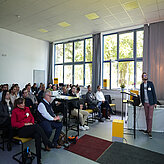 Ein Referierender und Publikum