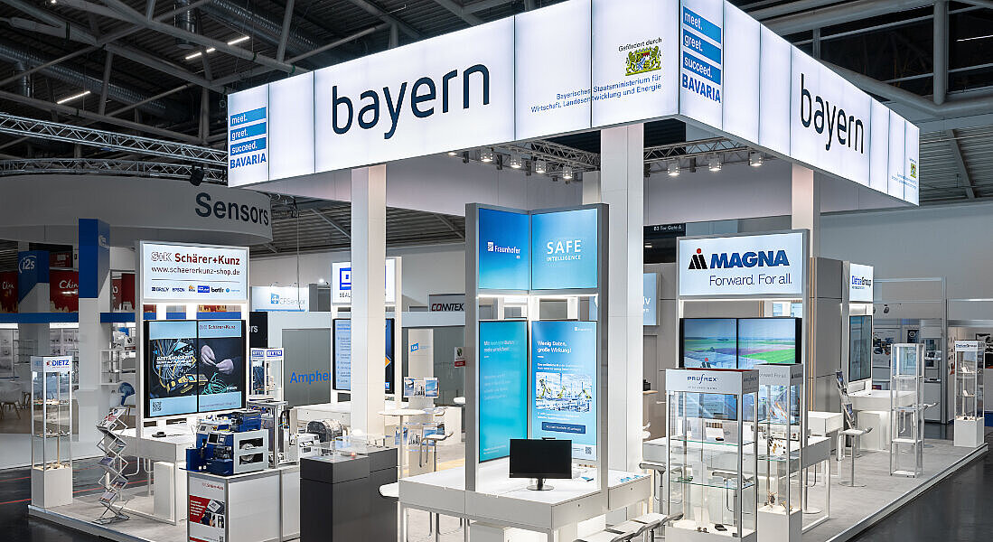 Standmodule und Exponate mehrerer mitausstellender Unternehmen auf dem Bayerischen Gemeinschaftsstand zur Messe electronica 2024