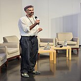 Christian Fayek, Leitung Projekte, bayern design GmbH, spricht in ein Mikrofon.