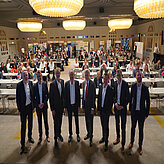 Gruppenfoto auf der Bühne mit Teilnehmenden und prominenten Gästen beim Bayerischen Batteriekongress 2025.