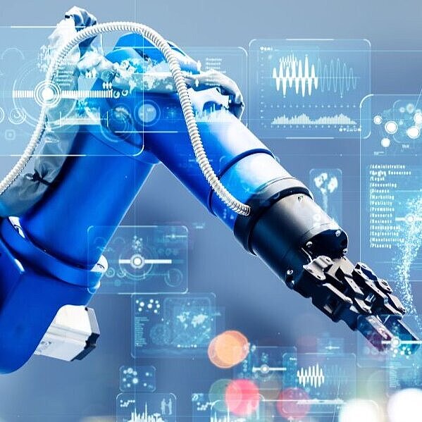 blaue Roboterhand vor digitalem Hintergrund mit Icons
