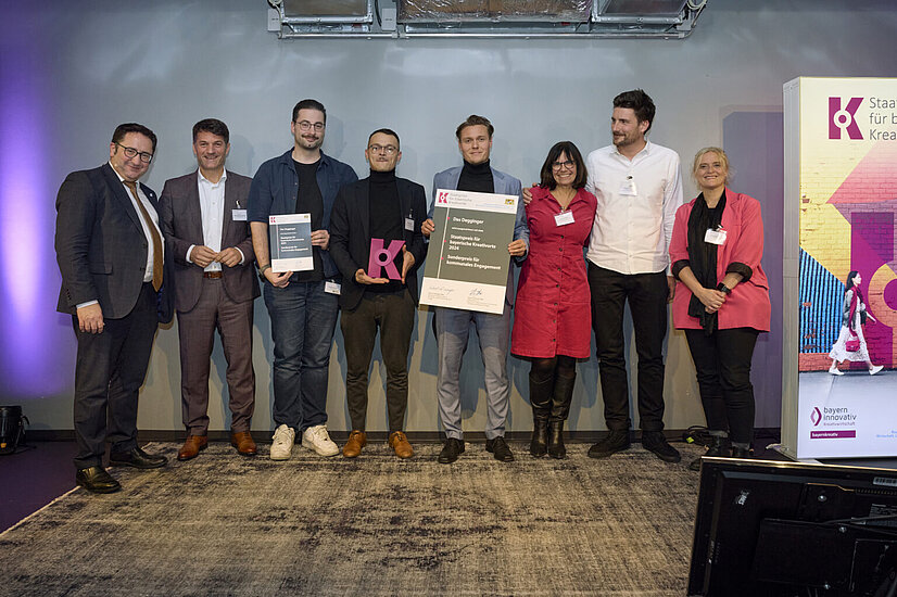 Staatssekretär Tobias Gotthardt, Bayerisches Staatsministerium für Wirtschaft, Landesentwicklung und Energie, Prof. Dr. Georg Stephan Barfuß, Wirtschafts-, Wissenschafts- und Finanzreferent, mit Preisträger Degginger, Carola Kupfer, Bayerischer Landesverband der Kultur- und Kreativwirtschaft BLVKK e. V. und Jurymitglied Marion Grether, Leiterin Zukunftsmuseum in Nürnberg