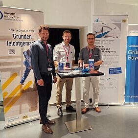 Die Förderlotsen Gunnar Hagemann und Jonas Braunsberg mit BayFOR-Projektmanager Dan Gutu