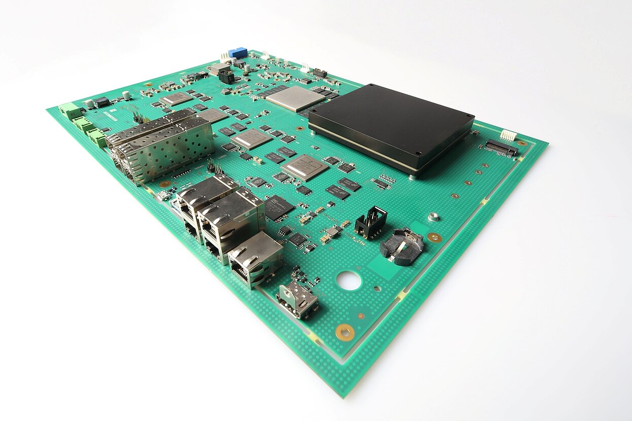 Elektronische Leiterplatte mit Mikrochips, Anschlüssen und Komponenten