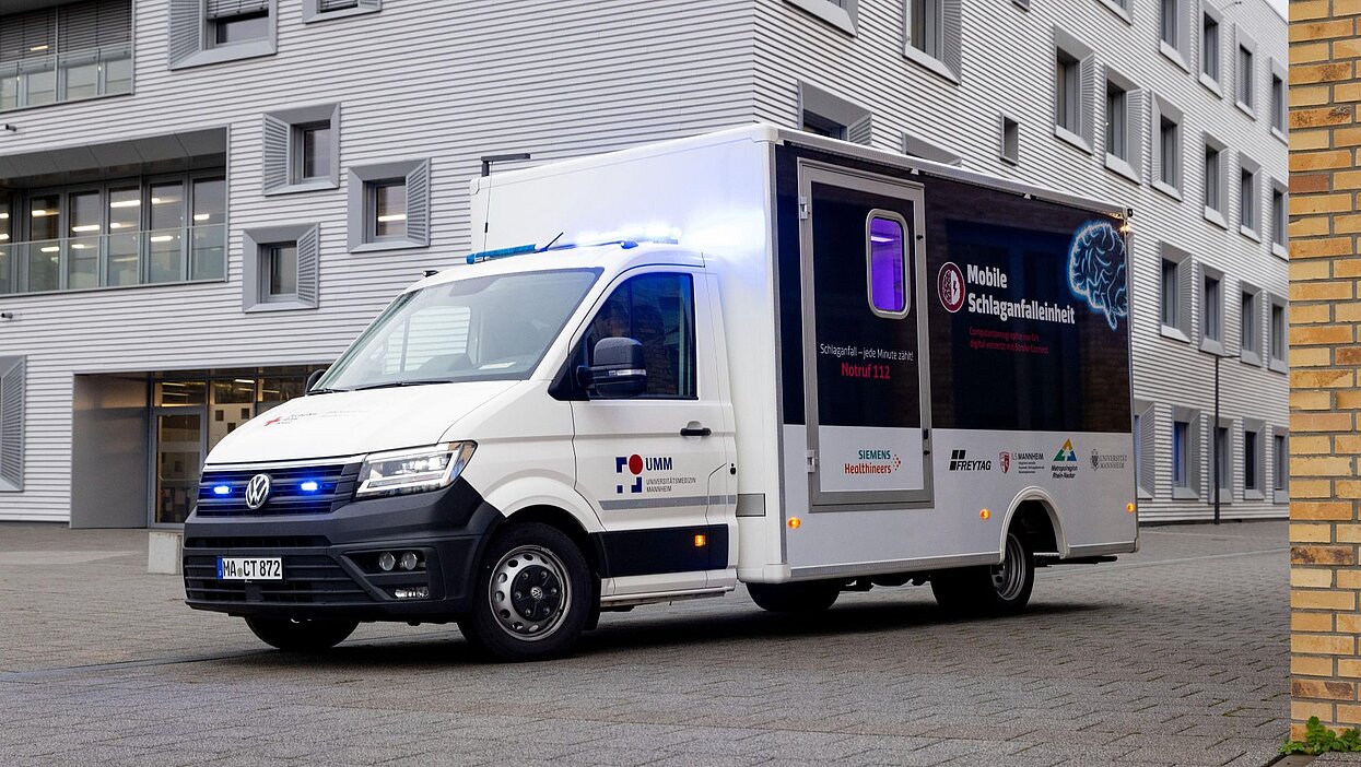 Ein weißer Lieferwagen, der an der Seite ein blaues Licht hat.