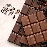 Drei übereinanderliegende Tafeln ChoViva-Schokolade, links das Markenlogo
