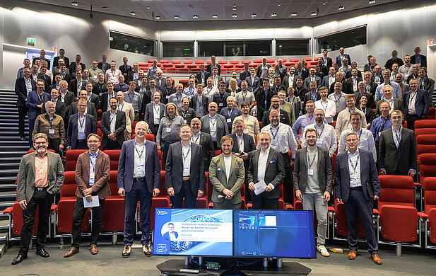 Alle Teilnehmer im Plenum aufgestellt beim Kooperationsforum Bordnetze 2025