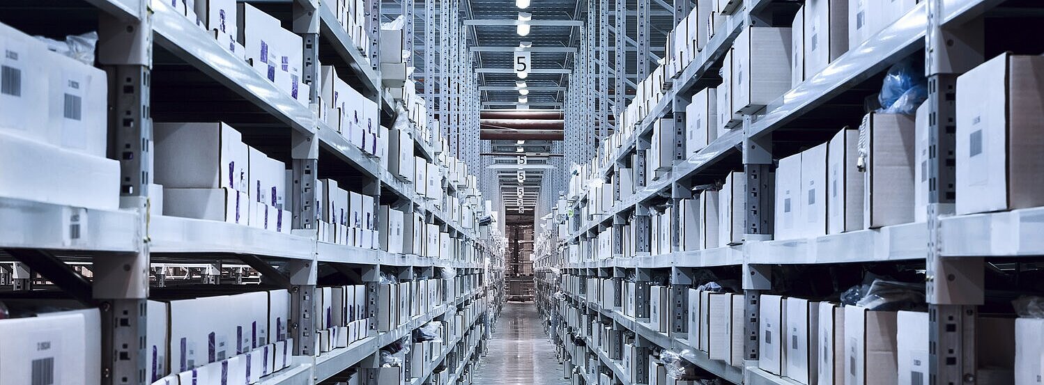 Großes Lager mit Aktenkisten in langen Schrankreihen