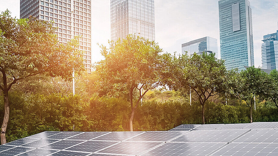 Bildcollage mit Photovoltaikanlagen, Hochhäusern und Bäumen