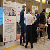 Fachlicher Austausch an den Ständen der Technischen Hochschule Nürnberg und weiterer Initiativen beim Bayerischen Batteriekongress 2025.