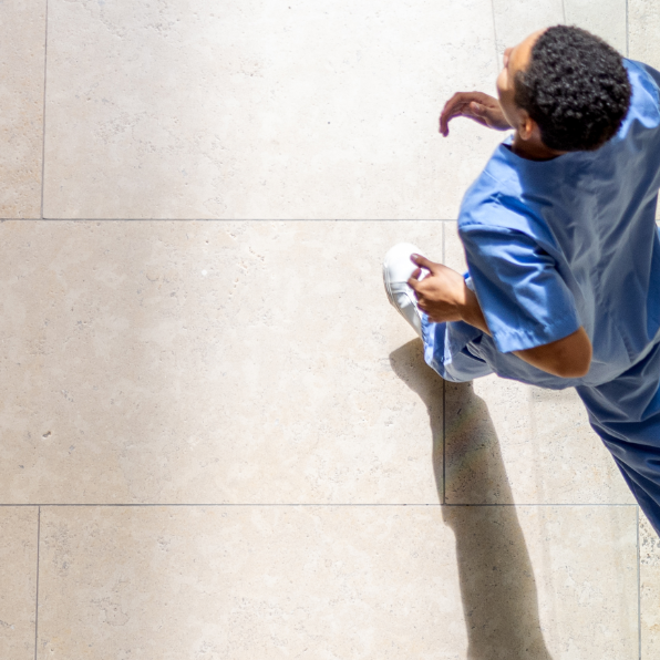 Mann läuft durch einen Raum