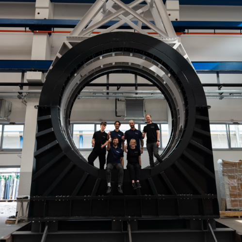 Abbildung vom Giant Eye mit Menschen in der Mitte