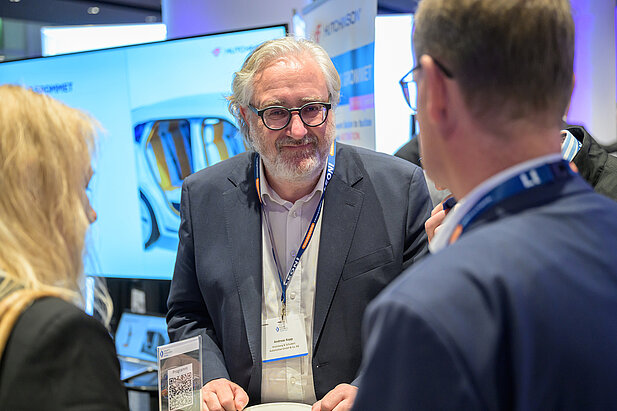 Teilnehmende im Gespräch beim Kooperationsforum Bordnetze 2025