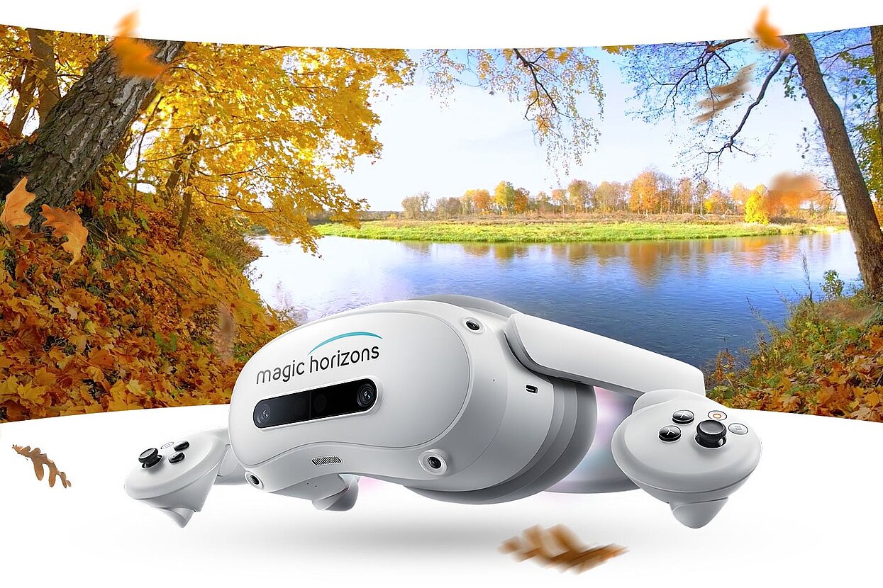 VR-Brille im Vordergrund, dahinter eine Seenlandschaft mit Bäumen in herbstlicher Färbung