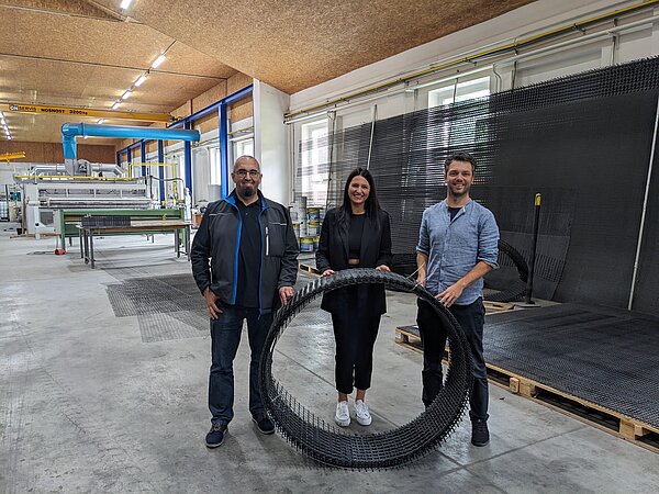 Transformationslotsen Dr. Matthias Werner (r.) und Sebastian Roth (l.) mit Veronika Blechová am Hitexbau-Standort Libavské Údolí in Tschechien