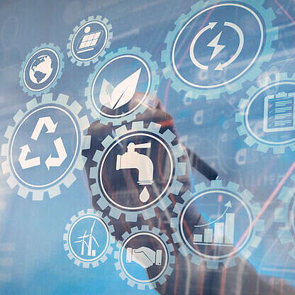 Person mit Tablet in moderner Industrieumgebung, die Technologien der Industrie 5.0 demonstriert, mit Fokus auf Mensch-Maschine-Kollaboration.