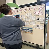 Teilnehmer scannt die Networking Wall ab