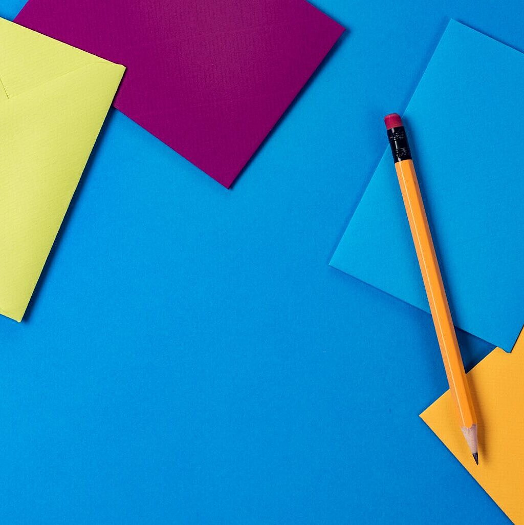 Bunte Briefumschläge mit Bleistift