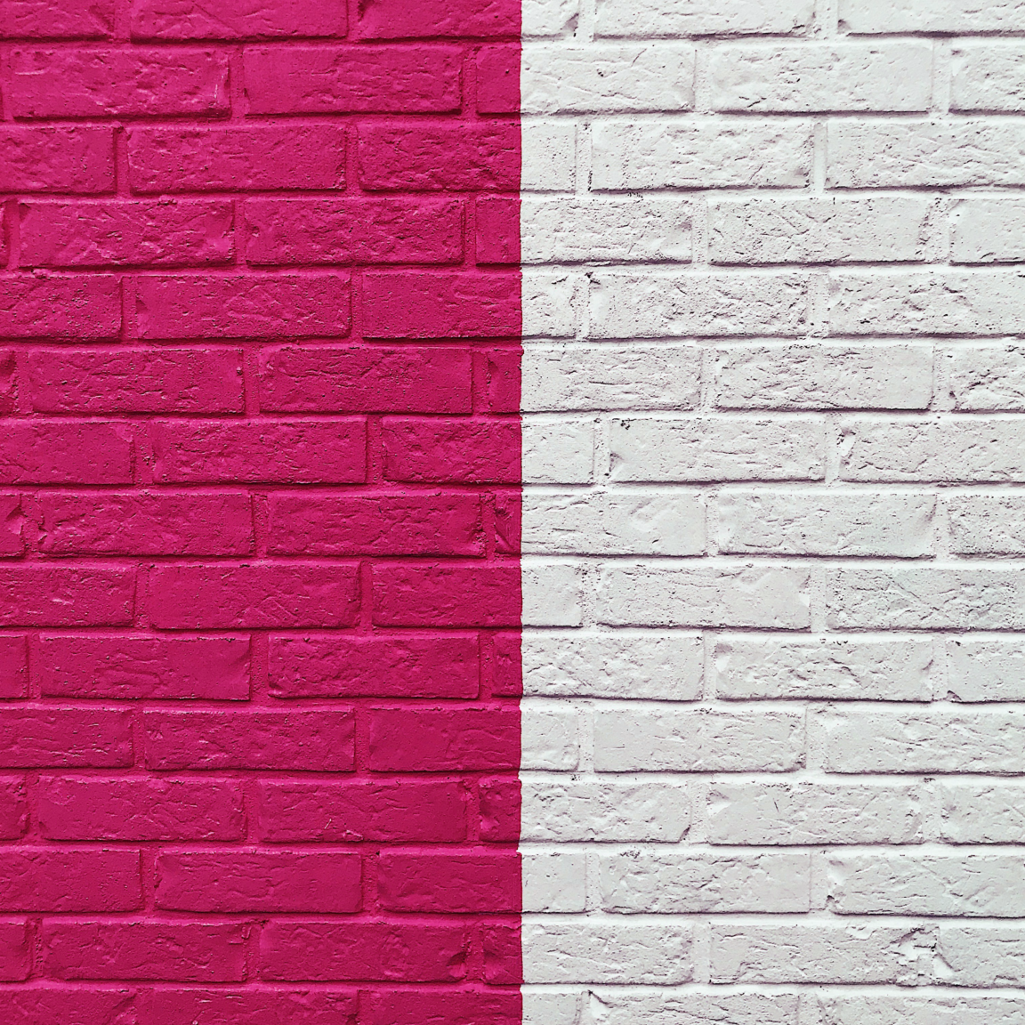 Zweifarbige Bausteinmauer