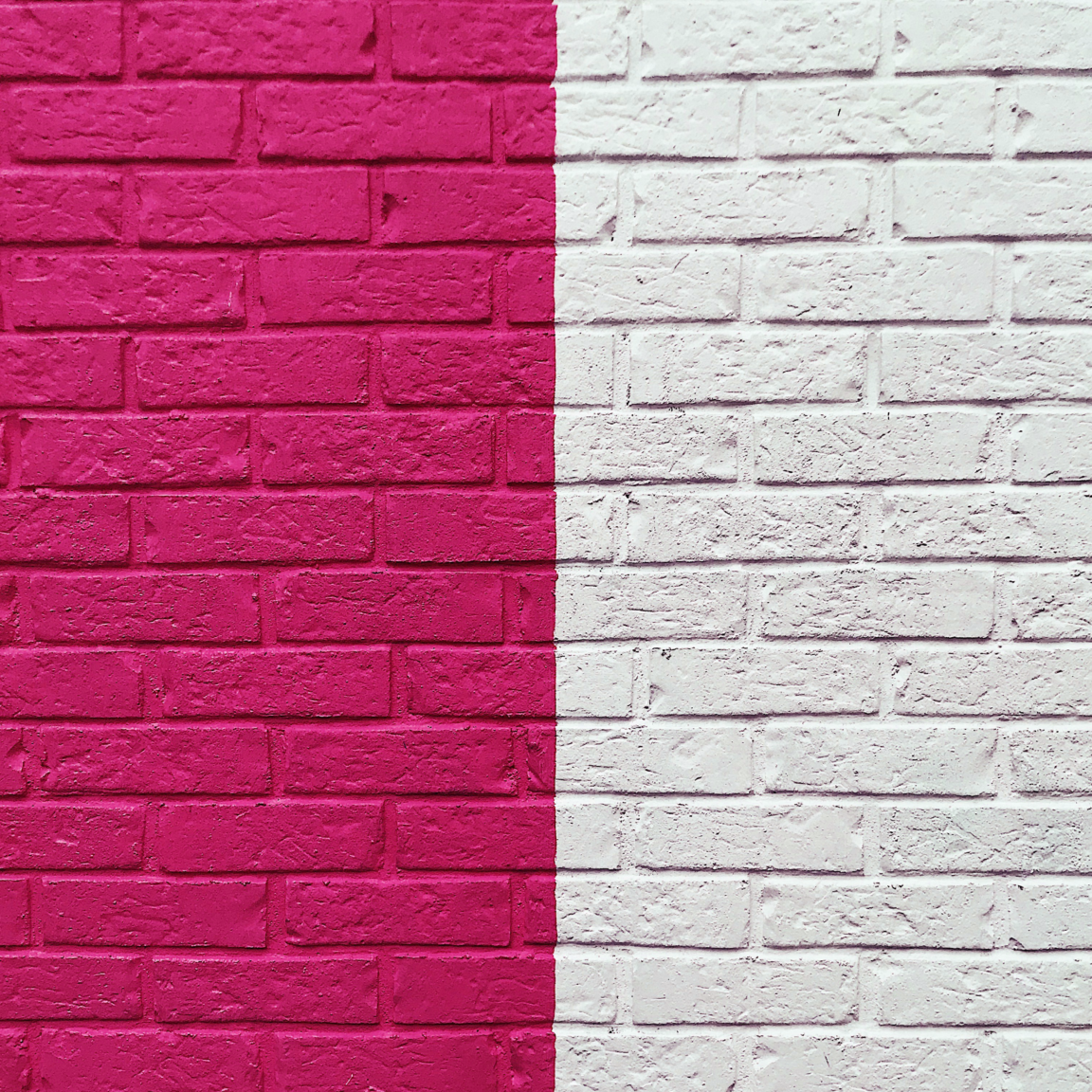 Zweifarbige Bausteinmauer