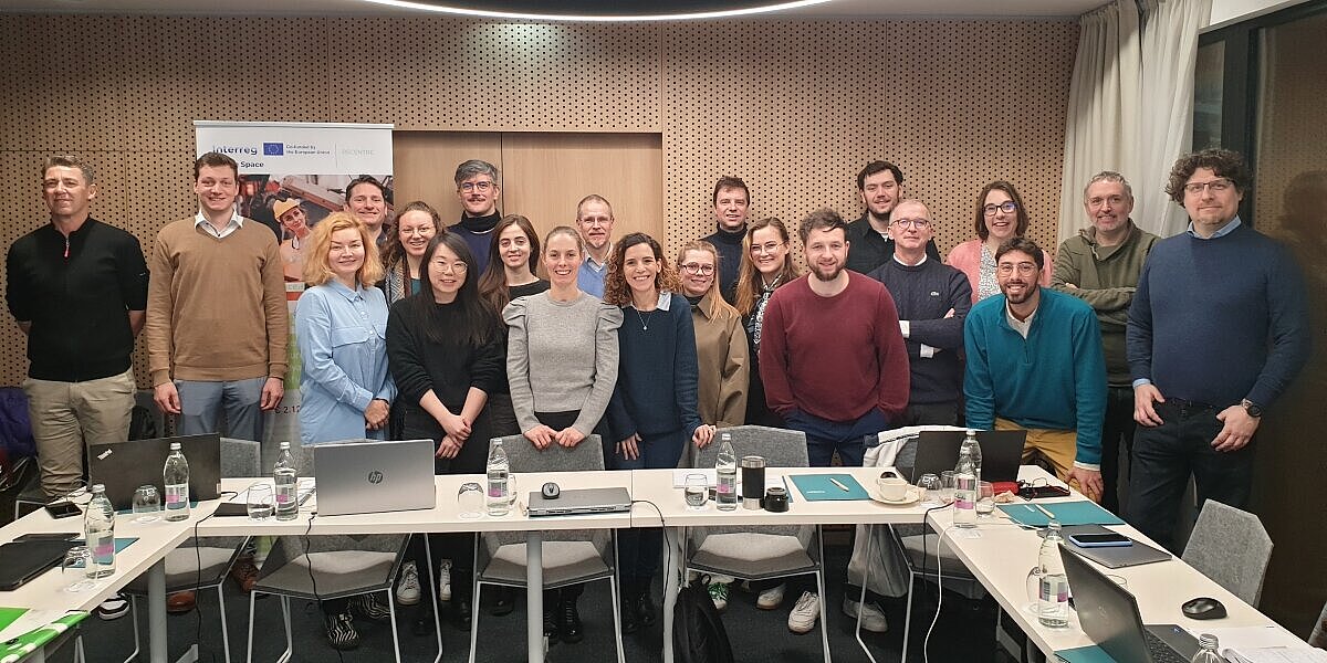 Gruppenfoto der Teilnehmenden des Projekttreffens RECENTRE in Ljubljana in einem Tagungsraum.