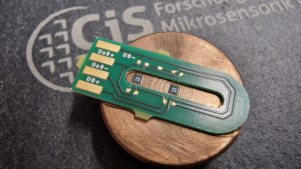 Produktbild: Elektronischer Mikrosensor auf einer Münze