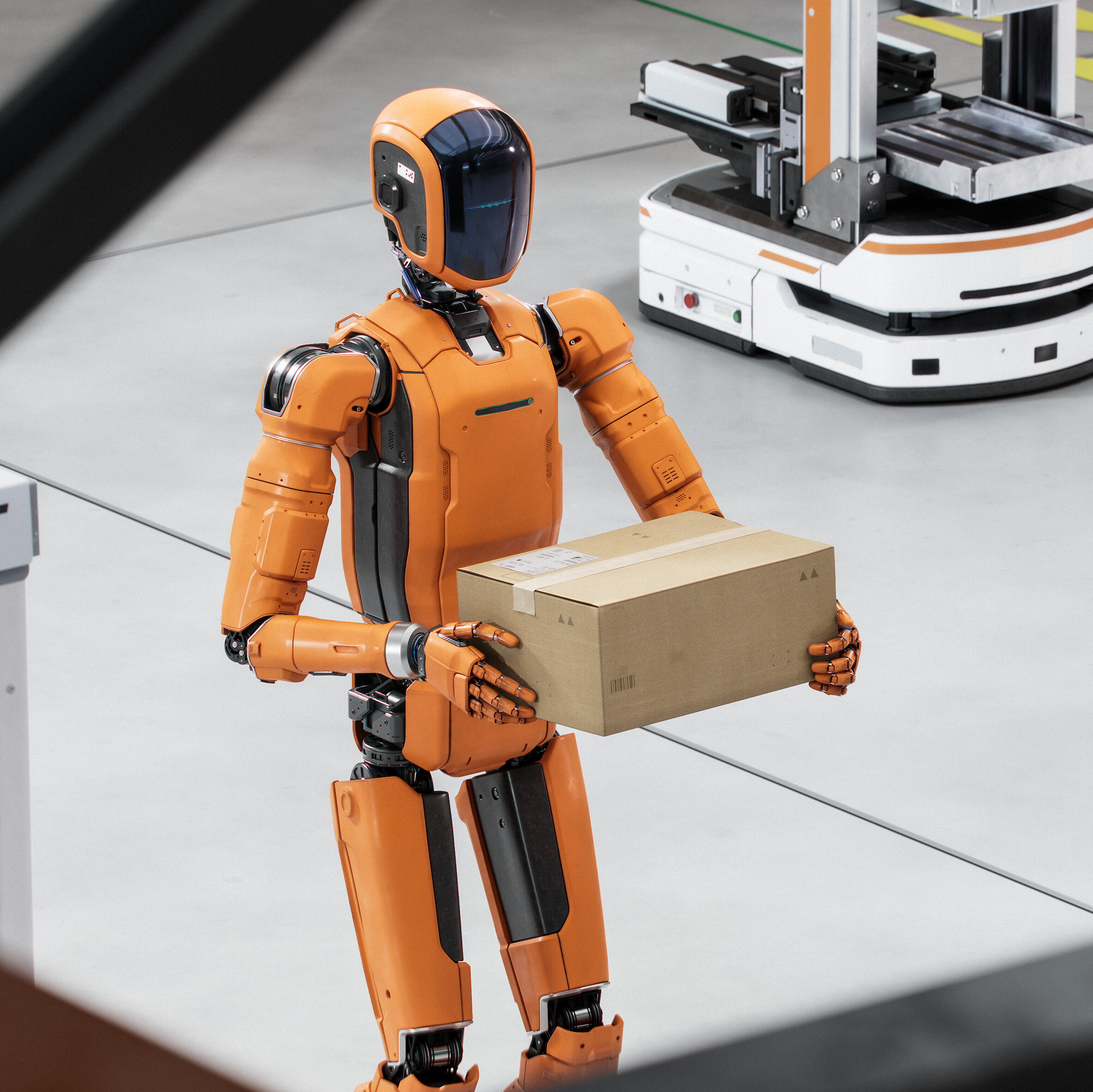Ein Roboter trägt einen Karton.