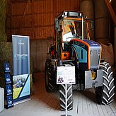 Traktor als Exponat auf der Ausstellung der Veranstaltung