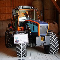 Traktor als Exponat auf der Ausstellung der Veranstaltung