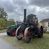 Historisch alter Traktor im Außenbereich