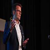 Redner während eines Vortrags beim Bayerischen Batteriekongress 2025.