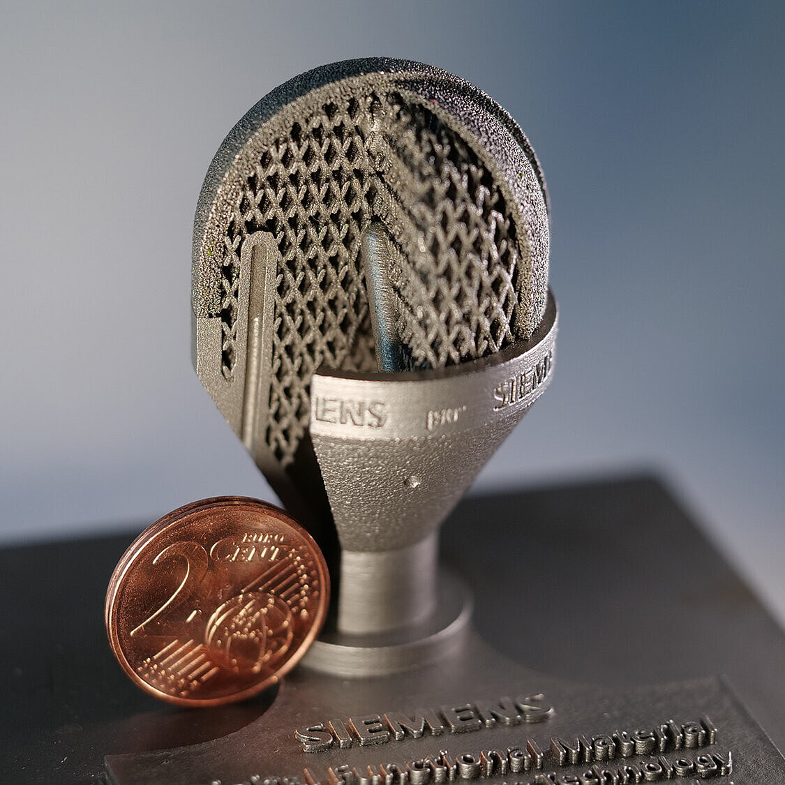 mit 3d Druck hergestelltes Material im Größenvergleich mit einer 2 Cent Münze
