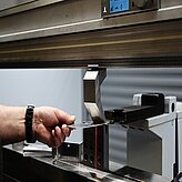 Das Kantwerkzeug im Einsatz an einer TruBend 5230-Biegemaschine mit ACB-Laser von Trumpf.