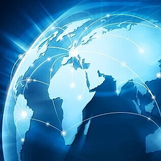 Digitale Darstellung der Erde mit leuchtenden Vernetzungslinien