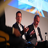 Diskussion auf dem Podium beim Bayerischen Batteriekongress 2025 über Perspektiven der Batteriebranche.