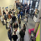 Die Teilnehmer beim Essen im Foyer in der Pause