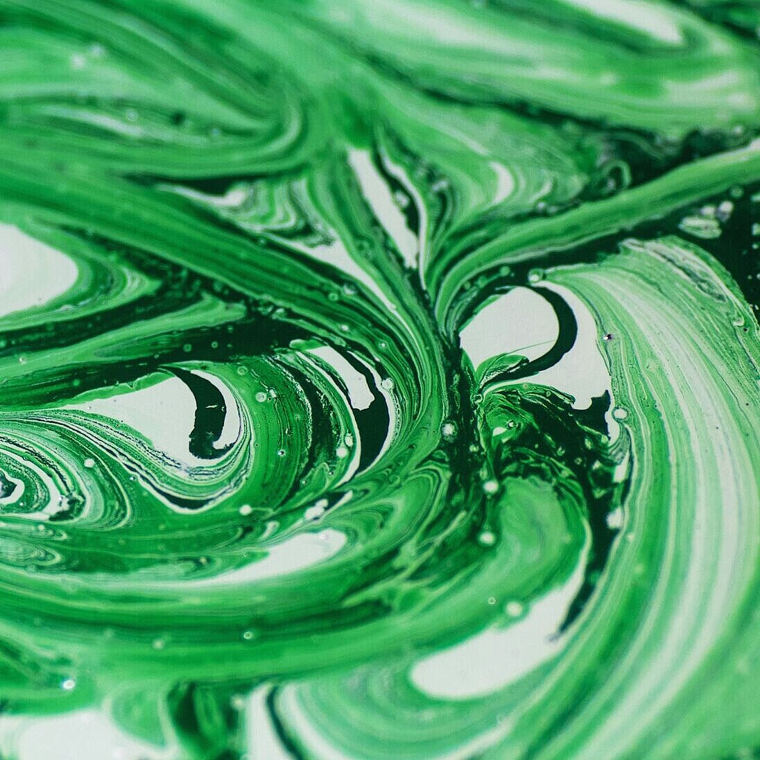 Grüne und weiße Farbe vermengt sich