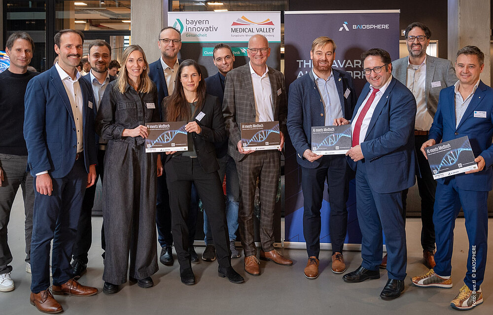 Mitglieder des Cluster Medizintechniks und Baiosphere präsentieren gemeinsam mit dem bayerischen Staatssekretär Tobias Gotthardt ihre neue Publikation zum Thema Umgang mit Künstlicher Intelligenz Komponenten in der Medizintechnik.