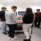 Menschen stehen um einen Tisch in einem Labor