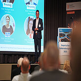 Vortrag mit Vorstellung führender Wissenschaftlerinnen und Wissenschaftler beim Bayerischen Batteriekongress 2025.