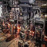 Industriehalle mit glühenden Maschinen und Produktionsanlagen im Hintergrund. Das Foto entstand während der Delegationsreise in Kanada.