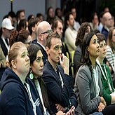 Publikum ist zu sehen, sie schauen interessiert