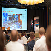 Vortrag zur Batteriemontage mit Präsentation industrieller Fertigungsprozesse beim Bayerischen Batteriekongress 2025.