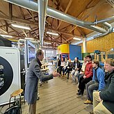 Referent vor einer Gruppe in einem Labor-Sägewerk. 