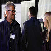 Teilnehmende unterhalten sich