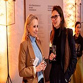 Zwei Personen stehen zusammen und unterhalten sich