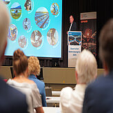 Präsentation über vielfältige Einsatzbereiche von Batterietechnologie beim Bayerischen Batteriekongress 2025.