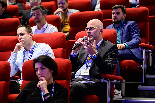 Fragender Teilnehmer aus dem Publikum beim Kooperationsforum Bordnetze 2025